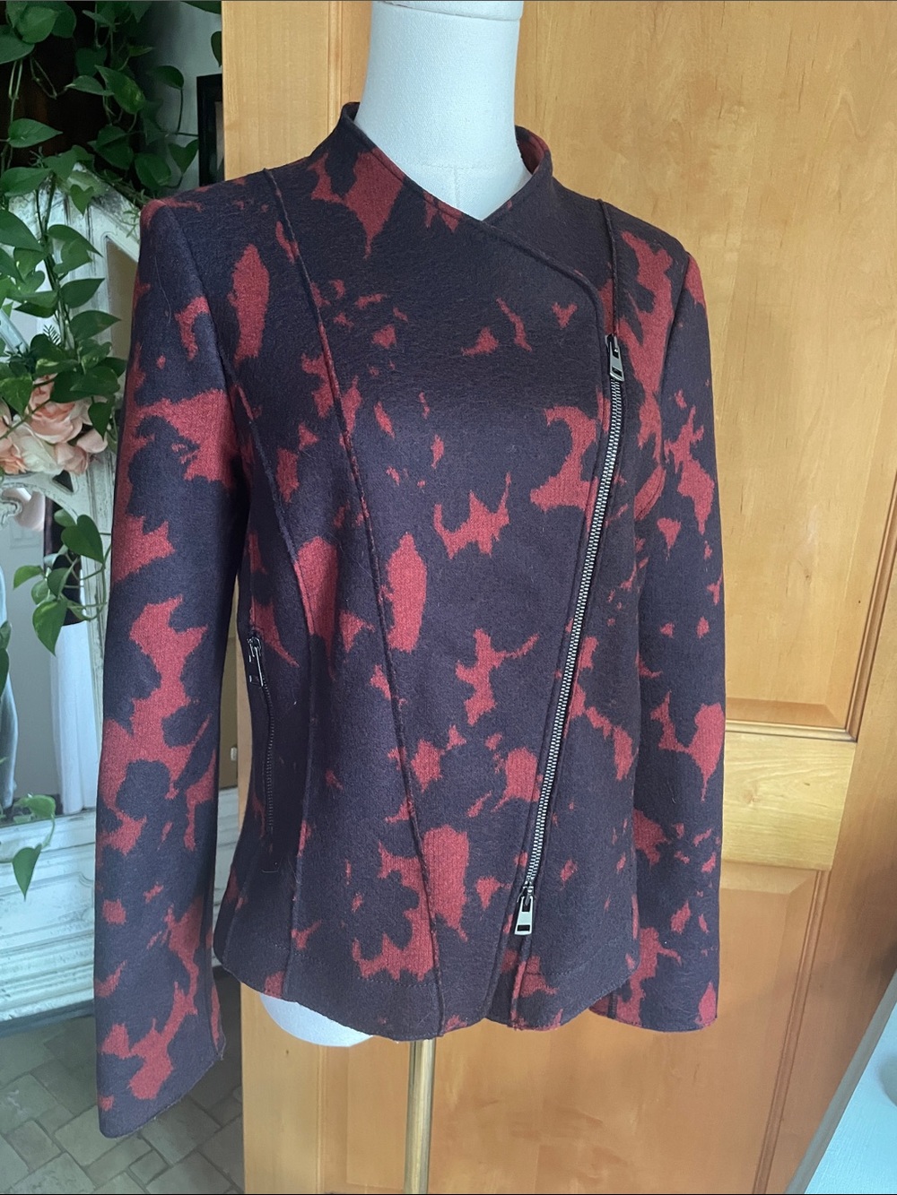 Marc Cain Women’s Asymmetrical Zip Jacket Virgin Wool Size 3 approx US 8